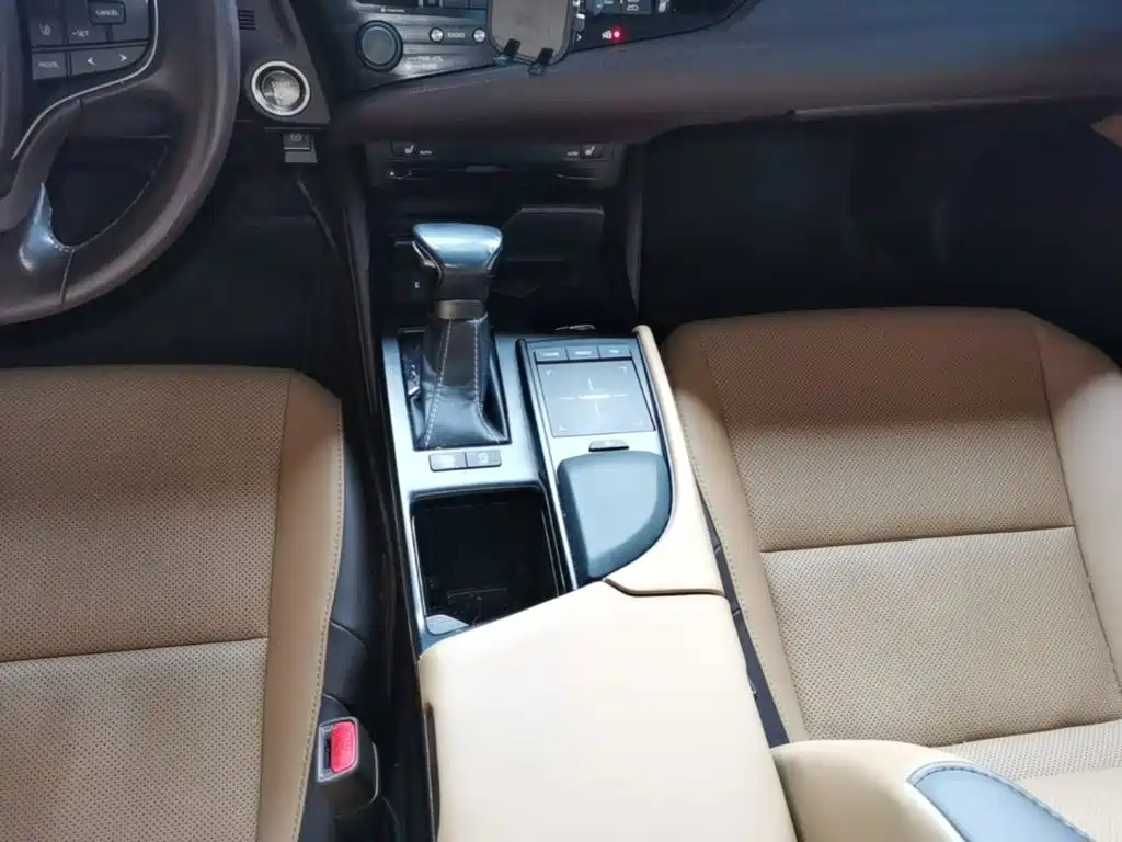 Lexus ES 2019 — фото 14