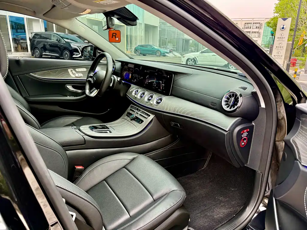 Mercedes-Benz E-Class 2022 — фото 13