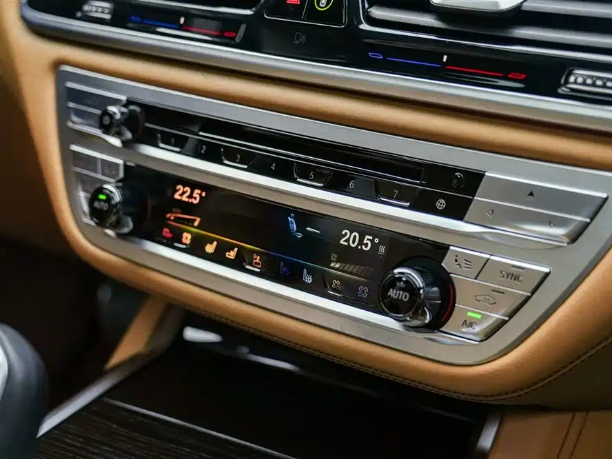 BMW 7 Series 2018 — фото 19