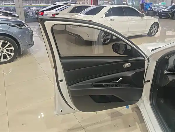 Hyundai Elantra 2023