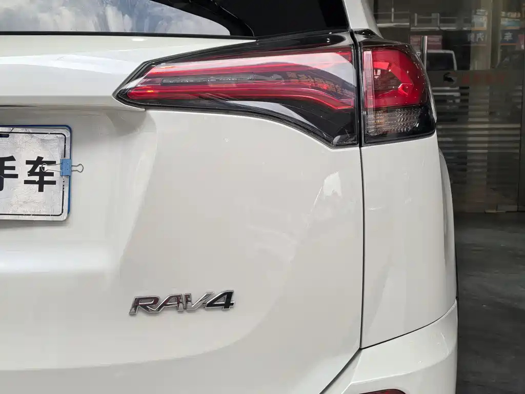Toyota RAV4 2017 — фото 12