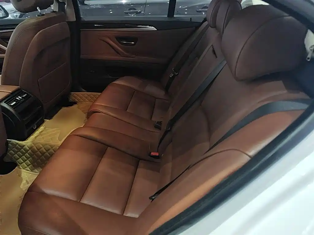 BMW 5 Series 2015 — фото 17