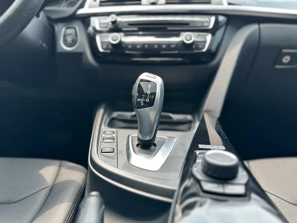 BMW 3 Series 2017 — фото 14