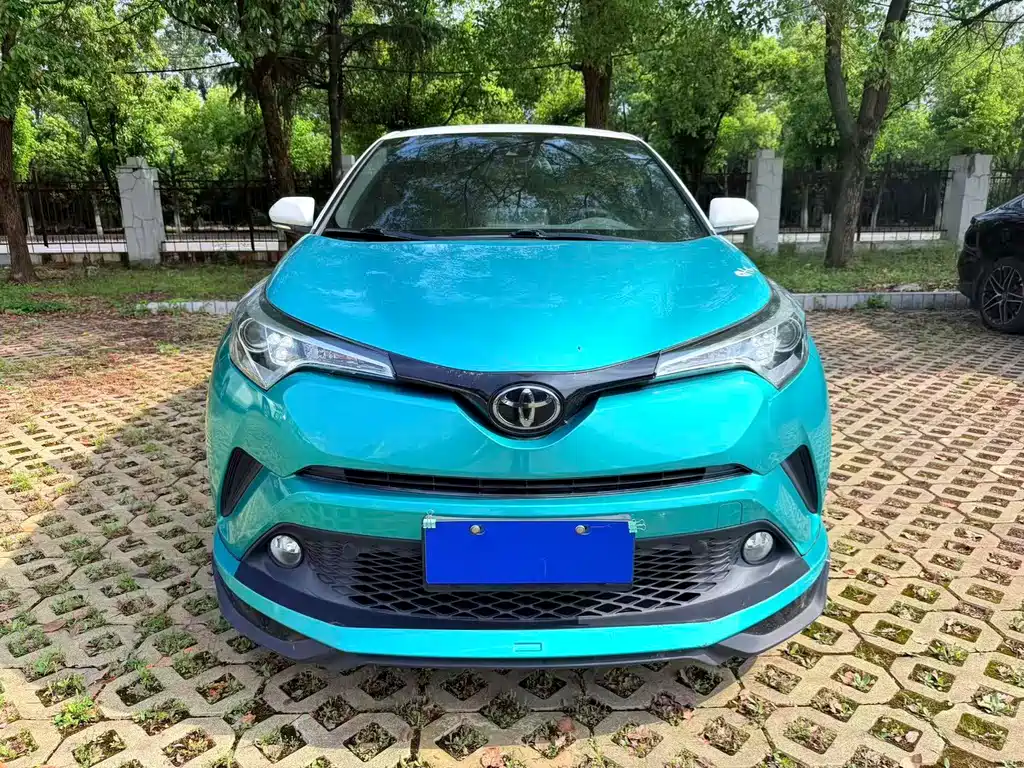 Toyota C-HR 2018 — фото 2
