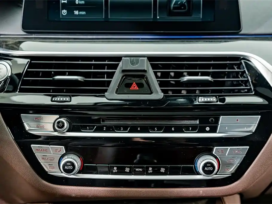 BMW 5 Series 2018 — фото 11