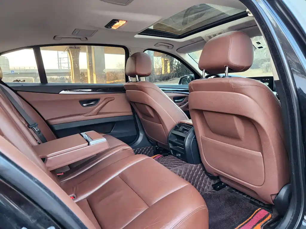 BMW 5 Series 2015 — фото 11