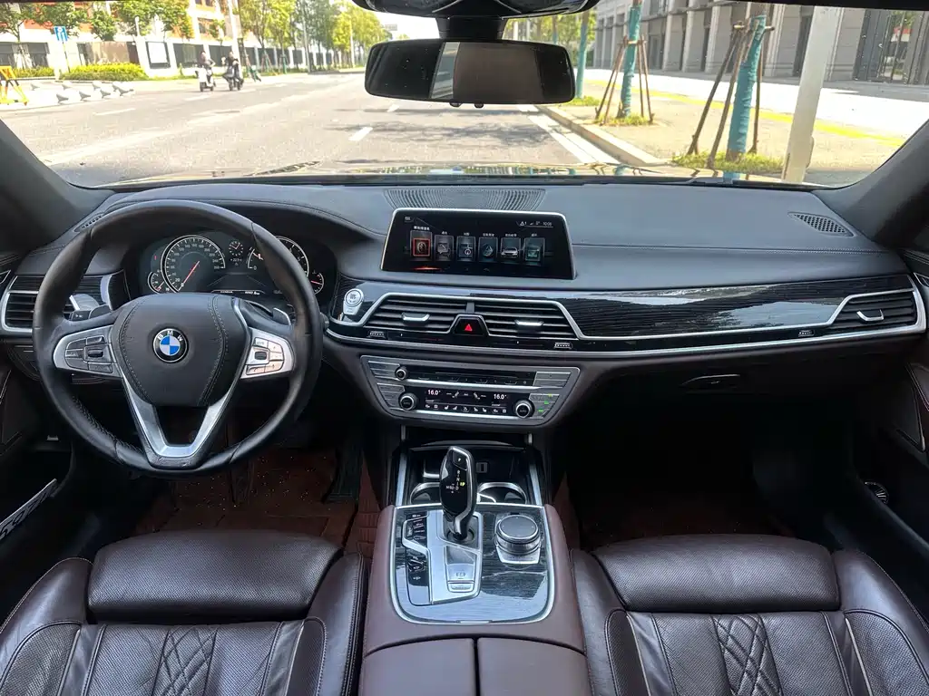 BMW 7 Series 2017 — фото 9