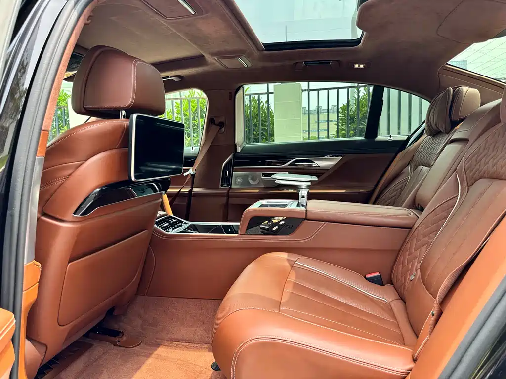 BMW 7 Series 2018 — фото 9