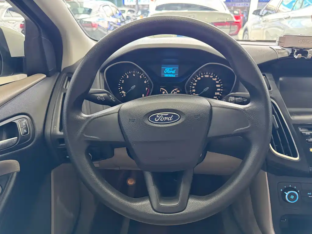 Ford Focus 2019 — фото 10