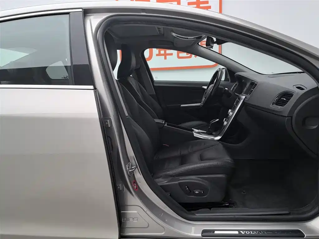 Volvo S60 2015 — фото 23