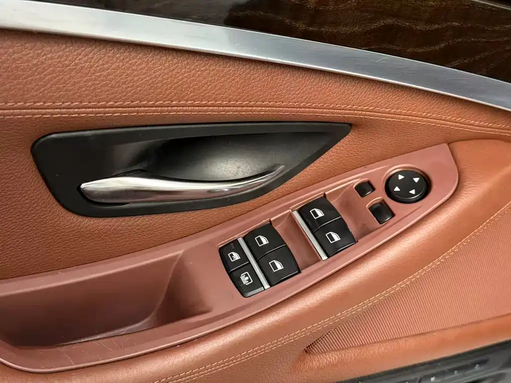 BMW 5 Series 2015 — фото 16