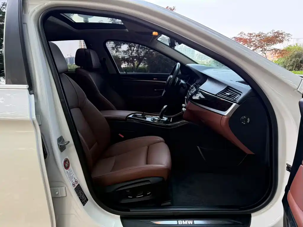BMW 5 Series 2015 — фото 19