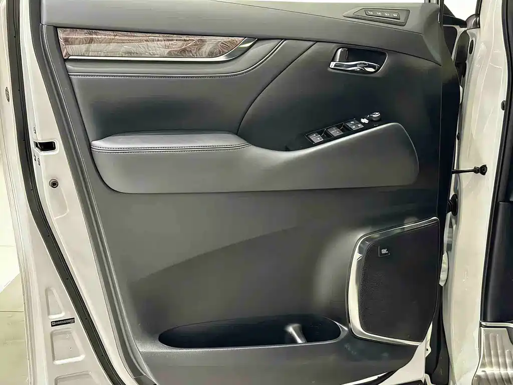 Toyota Alphard 2023 — фото 8