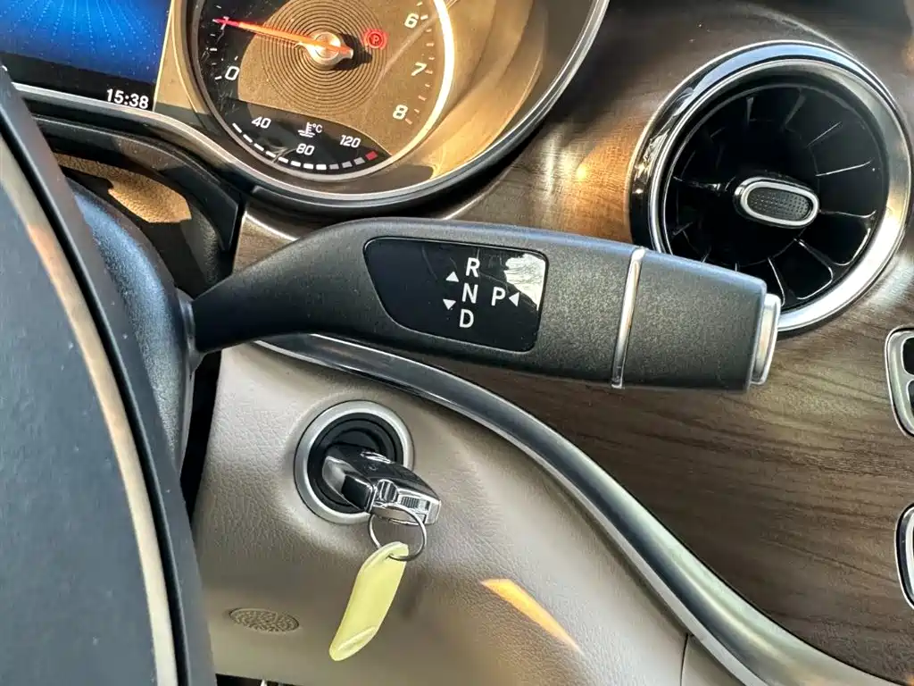 Mercedes-Benz V-Class 2023 — фото 24