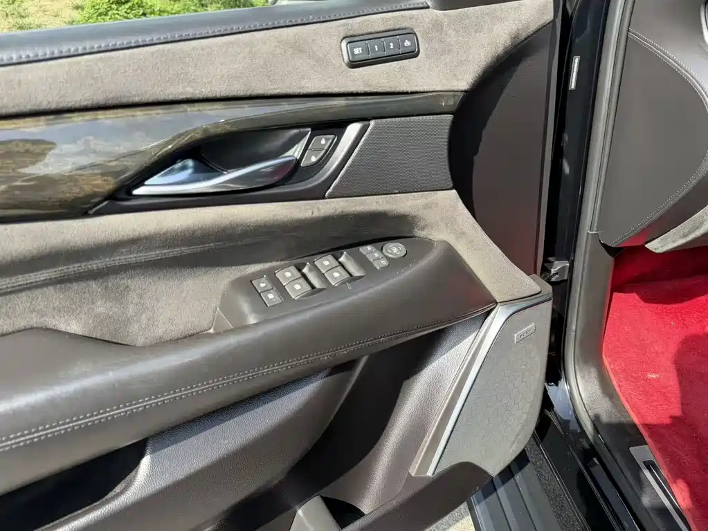 Cadillac Escalade 2018 — фото 11