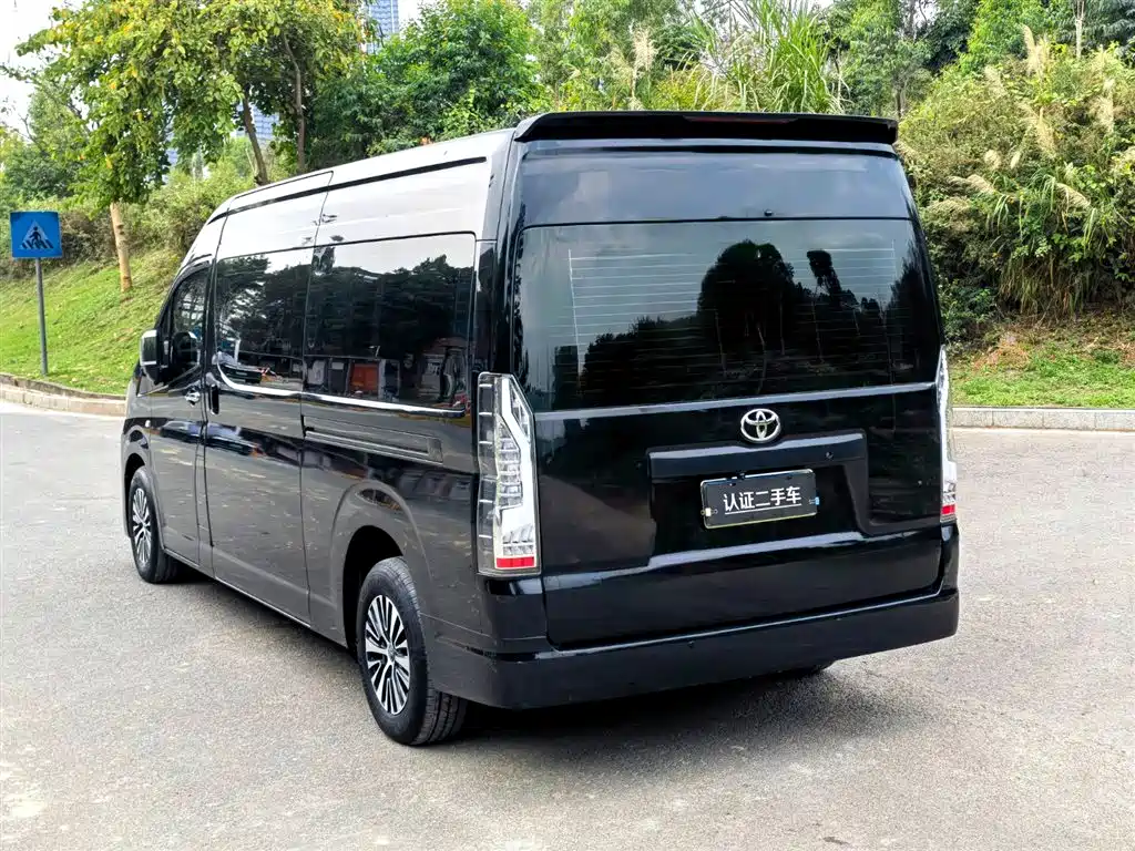 Toyota Hiace 2023 — фото 5
