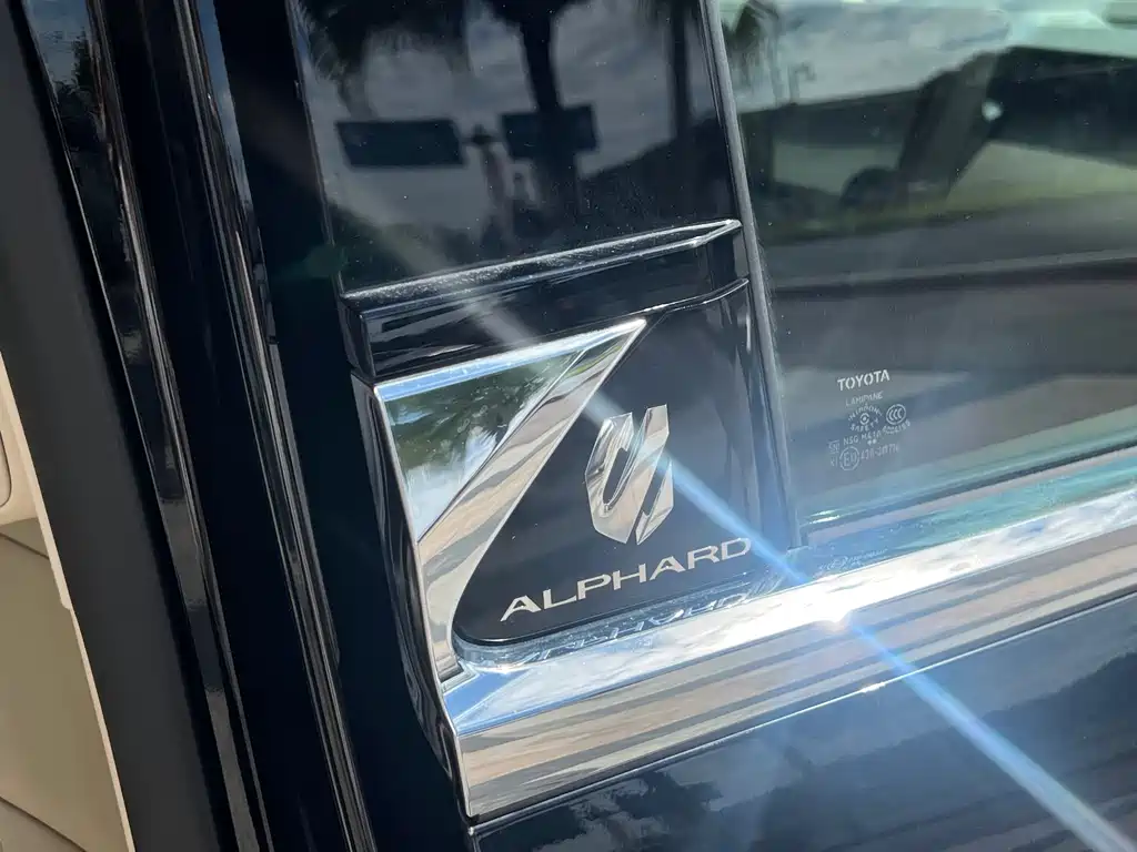 Toyota Alphard — фото 11