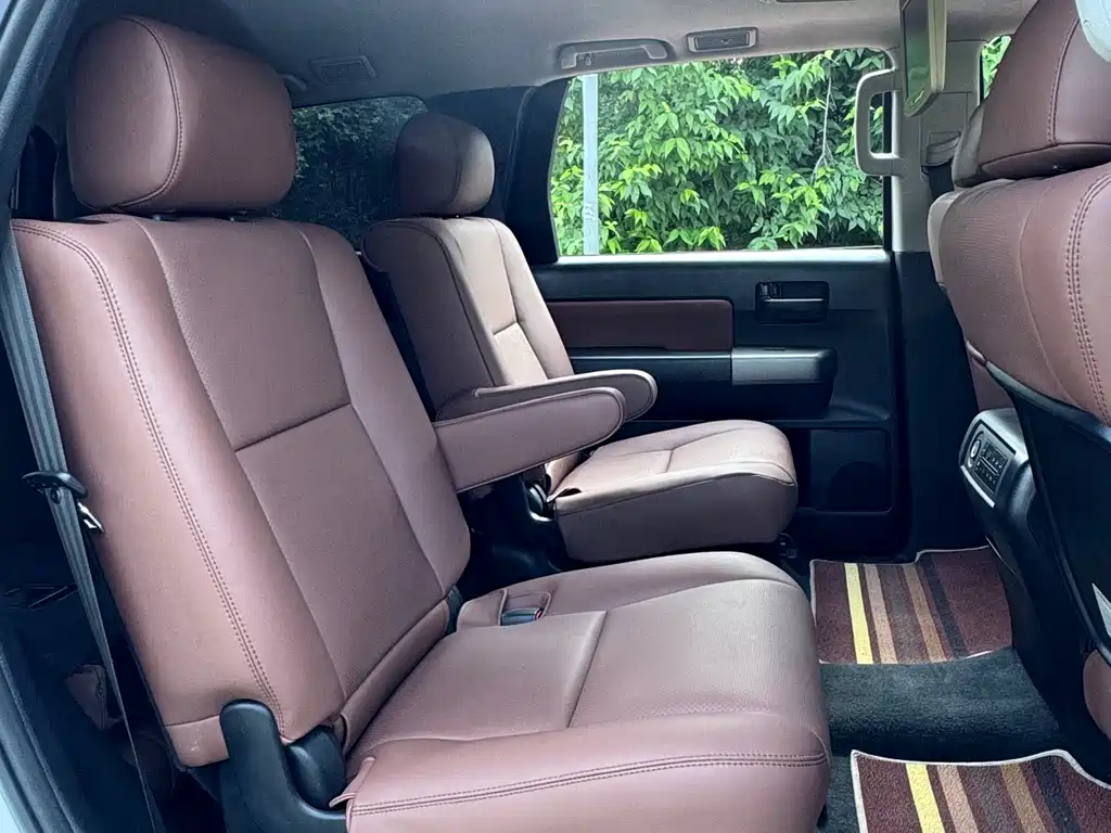 Toyota Sequoia 2016 — фото 14