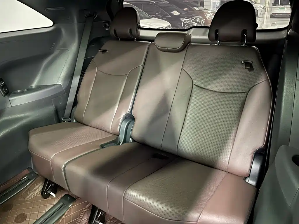 Toyota Sienna 2022 — фото 11