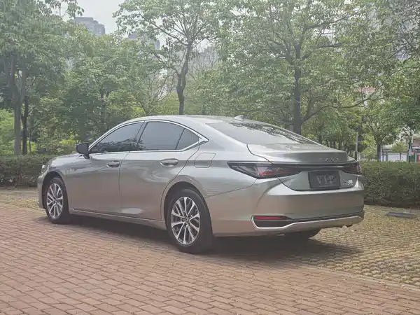 Lexus ES 2025