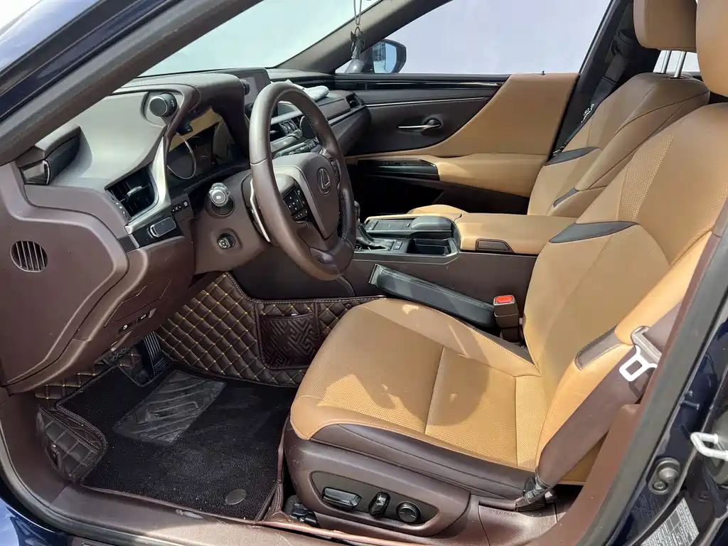 Lexus ES 2020