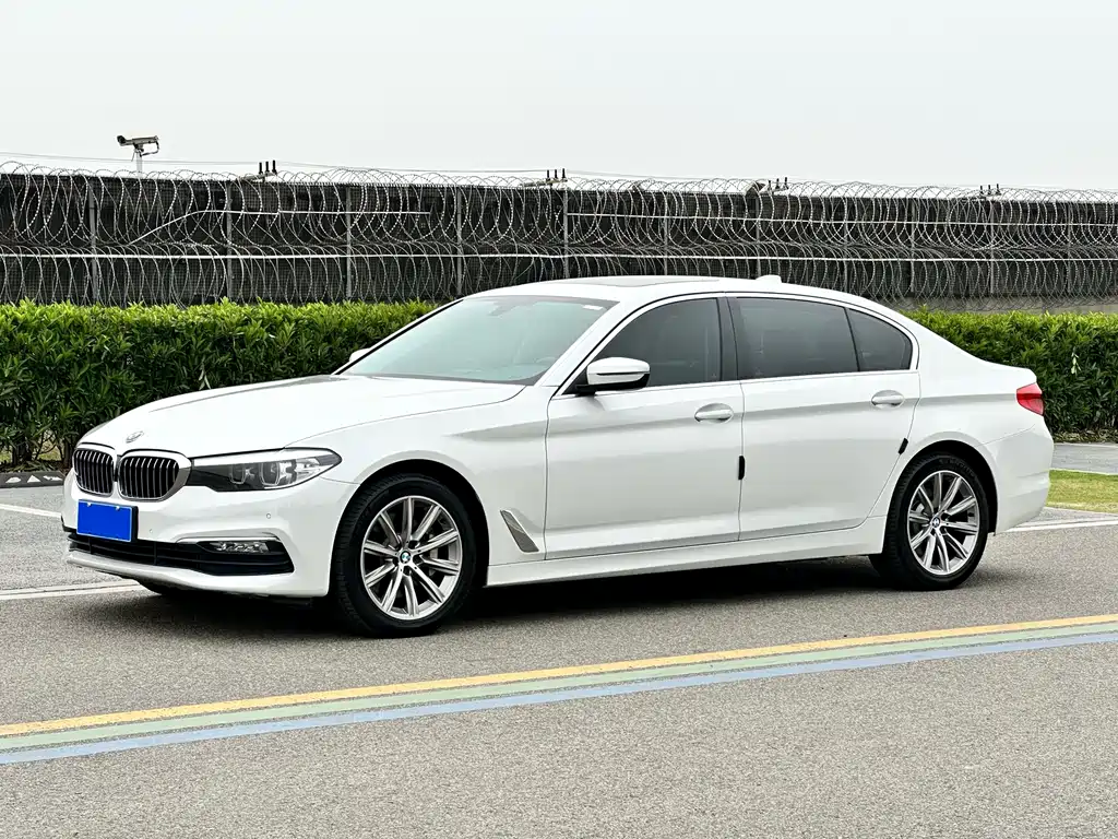 BMW 5 Series 2018 — фото 1