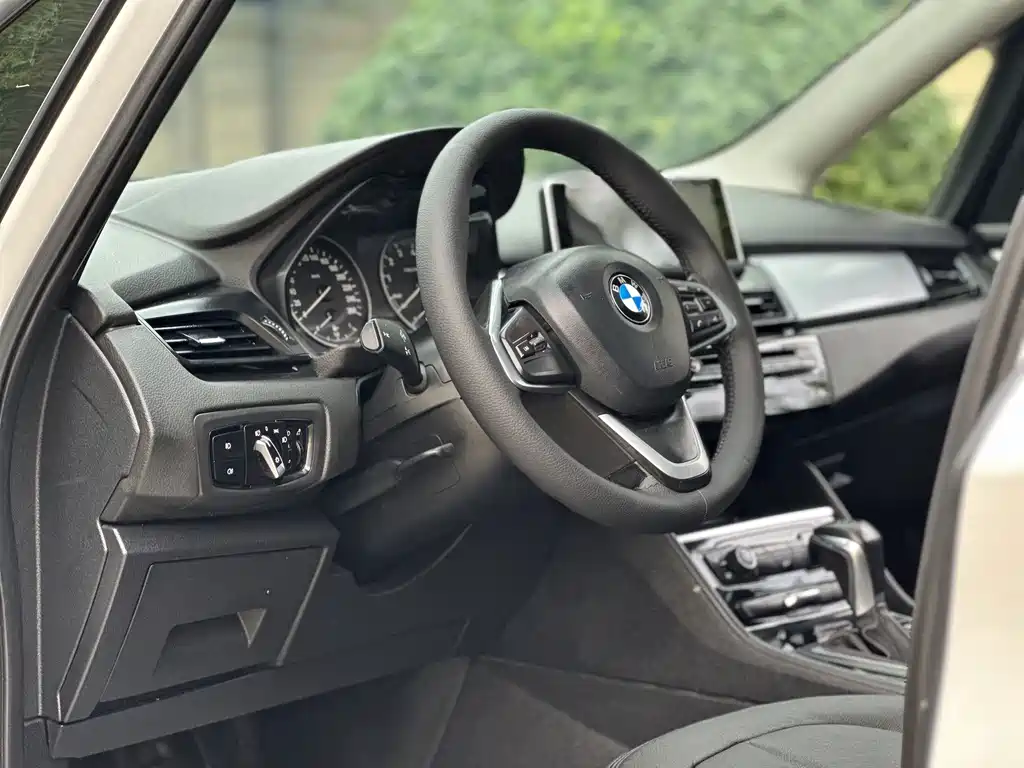 BMW 2 Series Wagon 2017 — фото 28