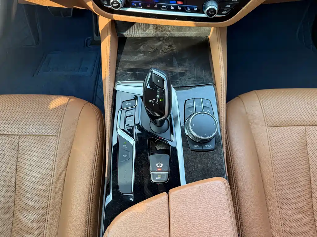 BMW 5 Series 2018 — фото 13