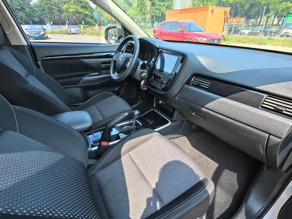 Mitsubishi Outlander 2021 — фото 11