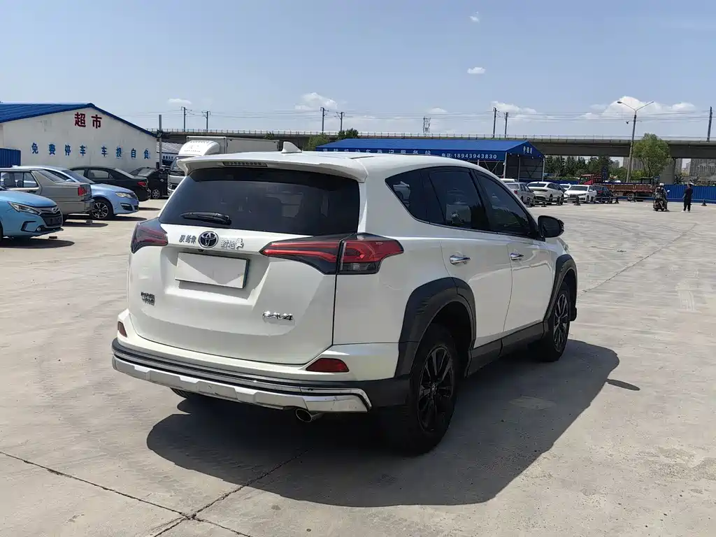 Toyota RAV4 2019 — фото 7