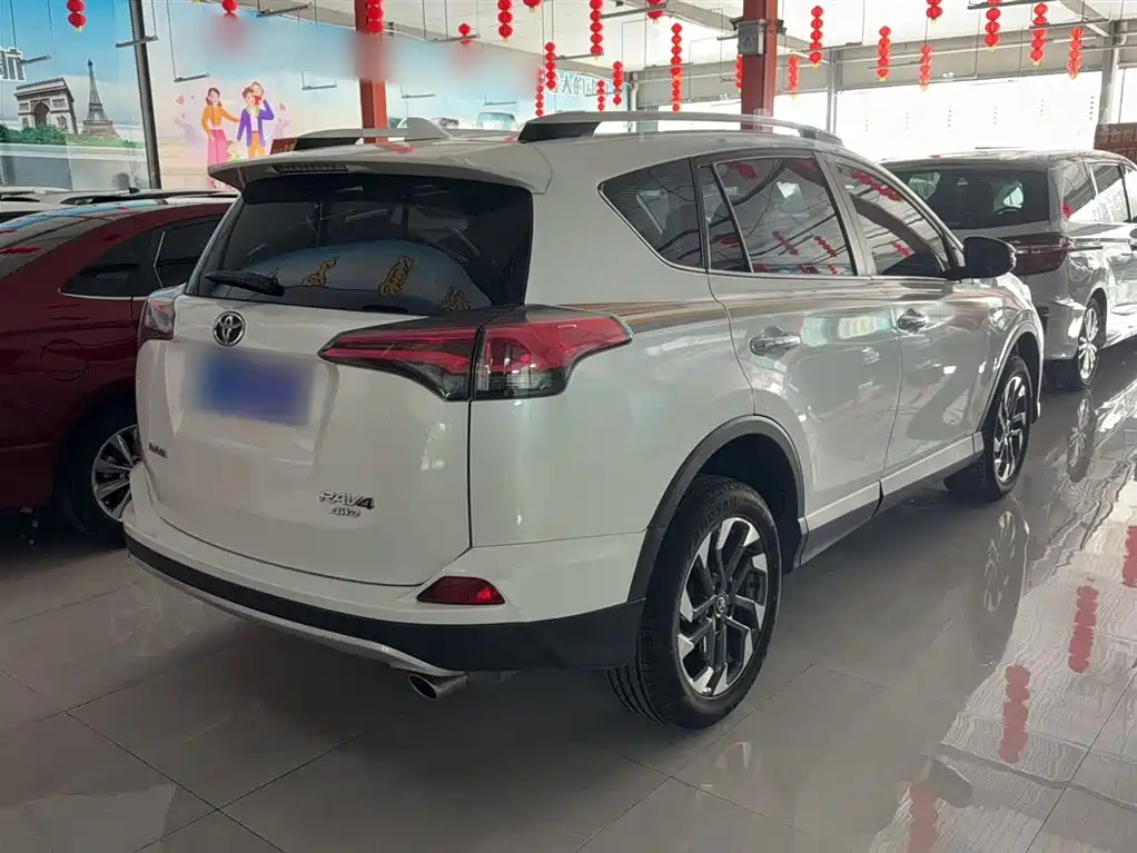Toyota RAV4 2018 — фото 5