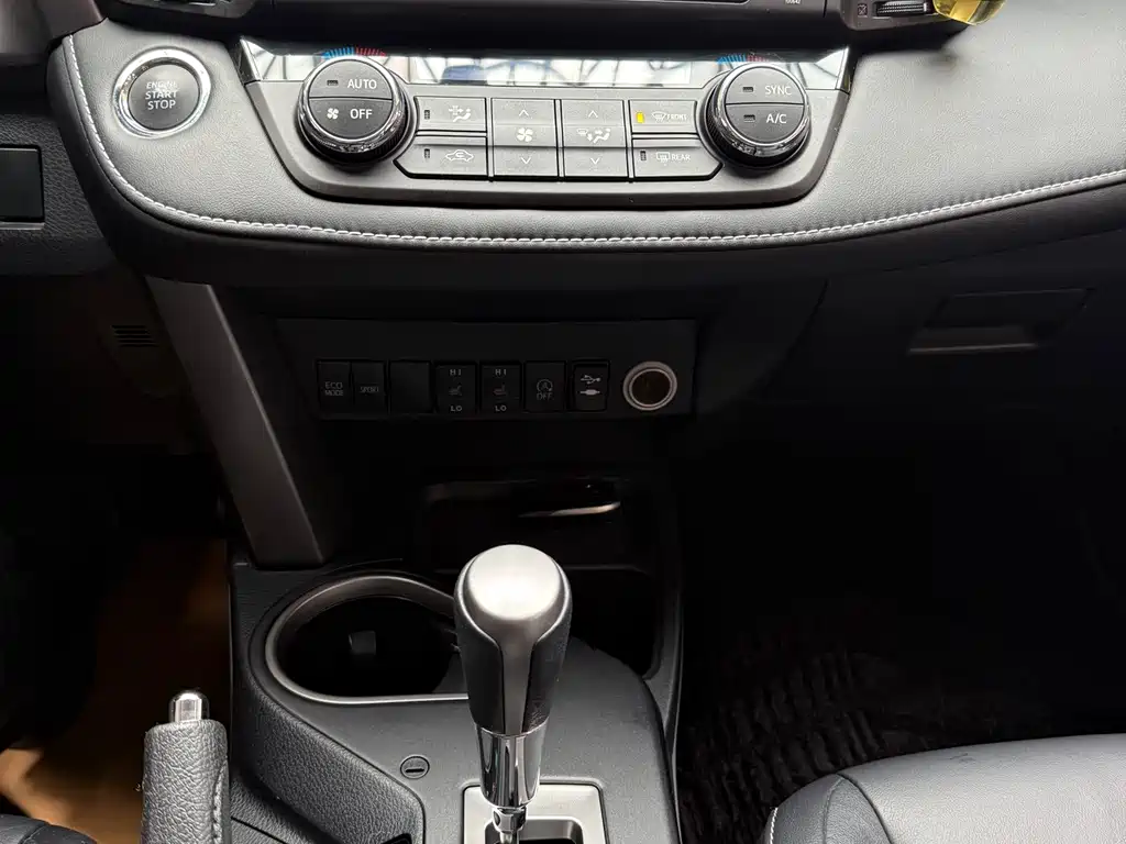 Toyota RAV4 2018 — фото 20