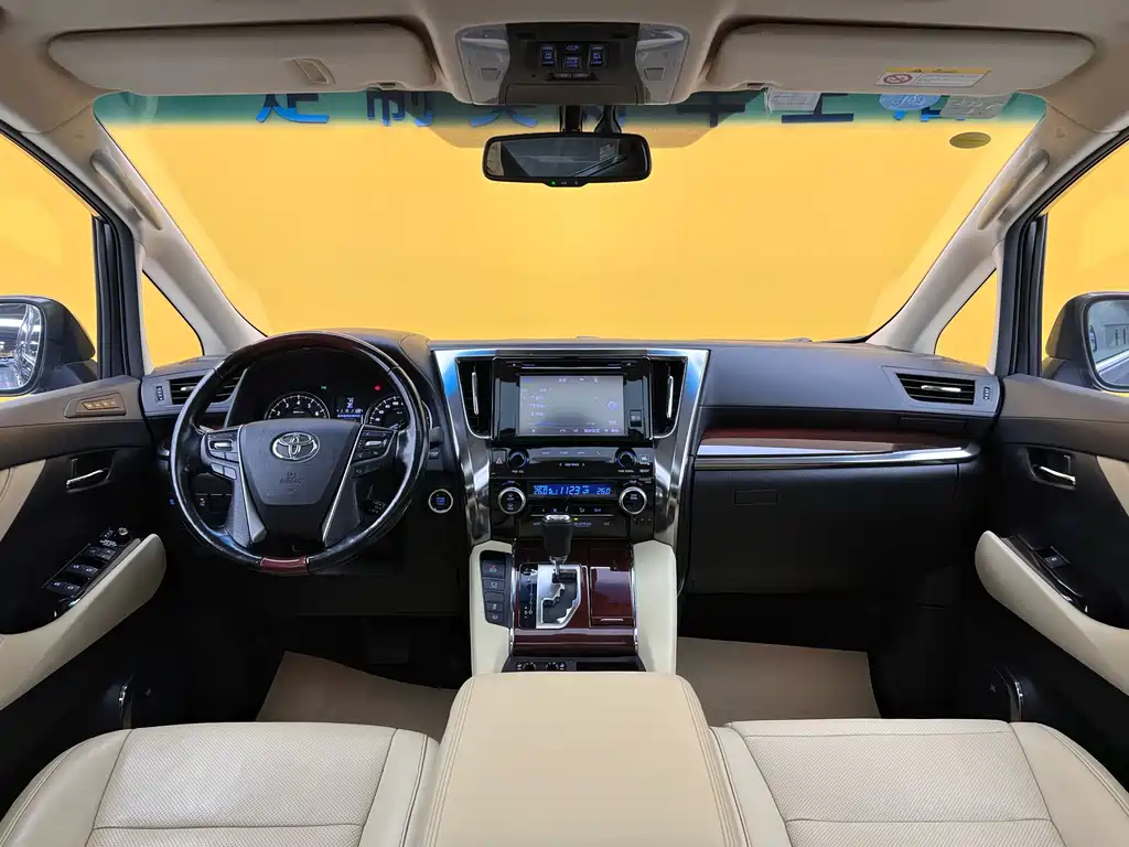 Toyota Alphard 2017 — фото 16