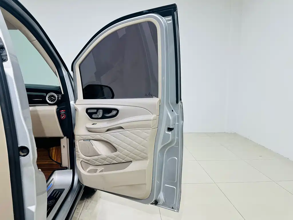 Mercedes-Benz V-Class 2016 — фото 24