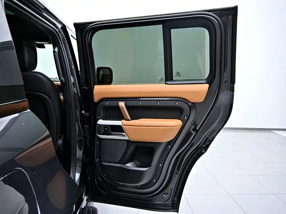 Land Rover Defender 2024 — фото 23