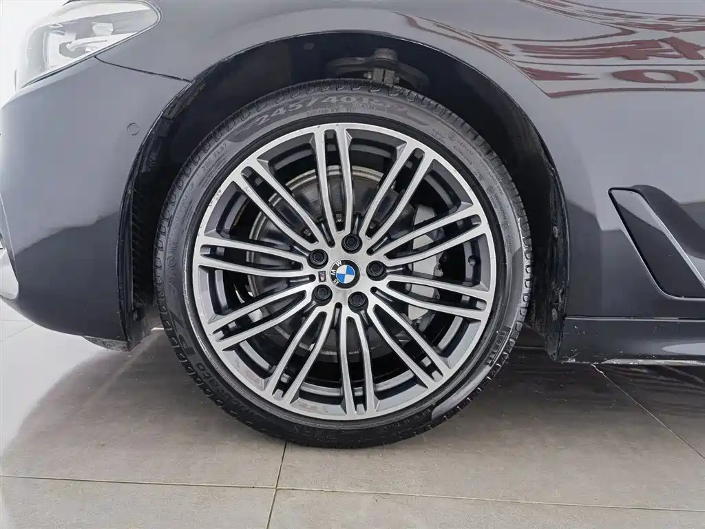 BMW 5 Series 2019 — фото 17