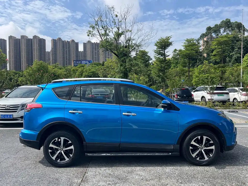 Toyota RAV4 2017 — фото 8