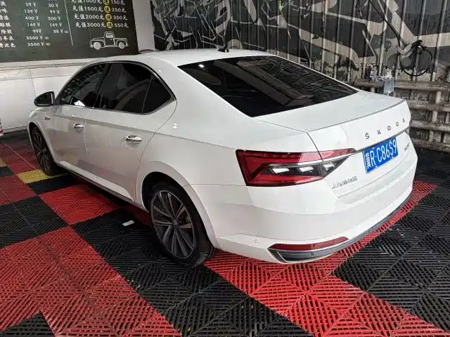 Skoda Superb 2022 — фото 6