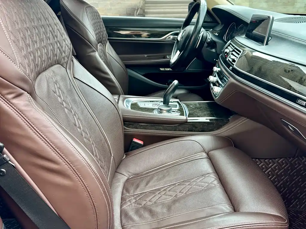 BMW 7 Series 2017 — фото 10