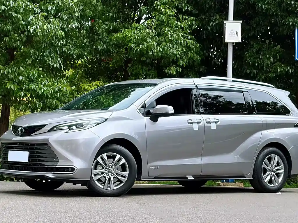 Toyota Sienna 2022 — фото 1
