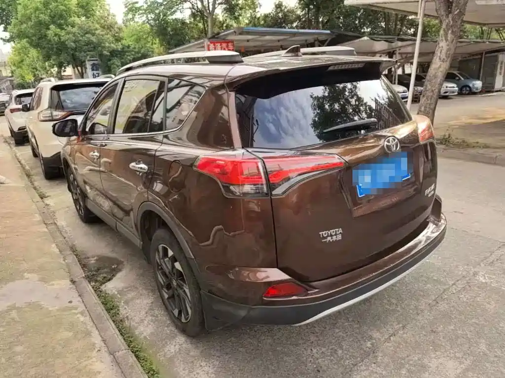 Toyota RAV4 2017 — фото 8