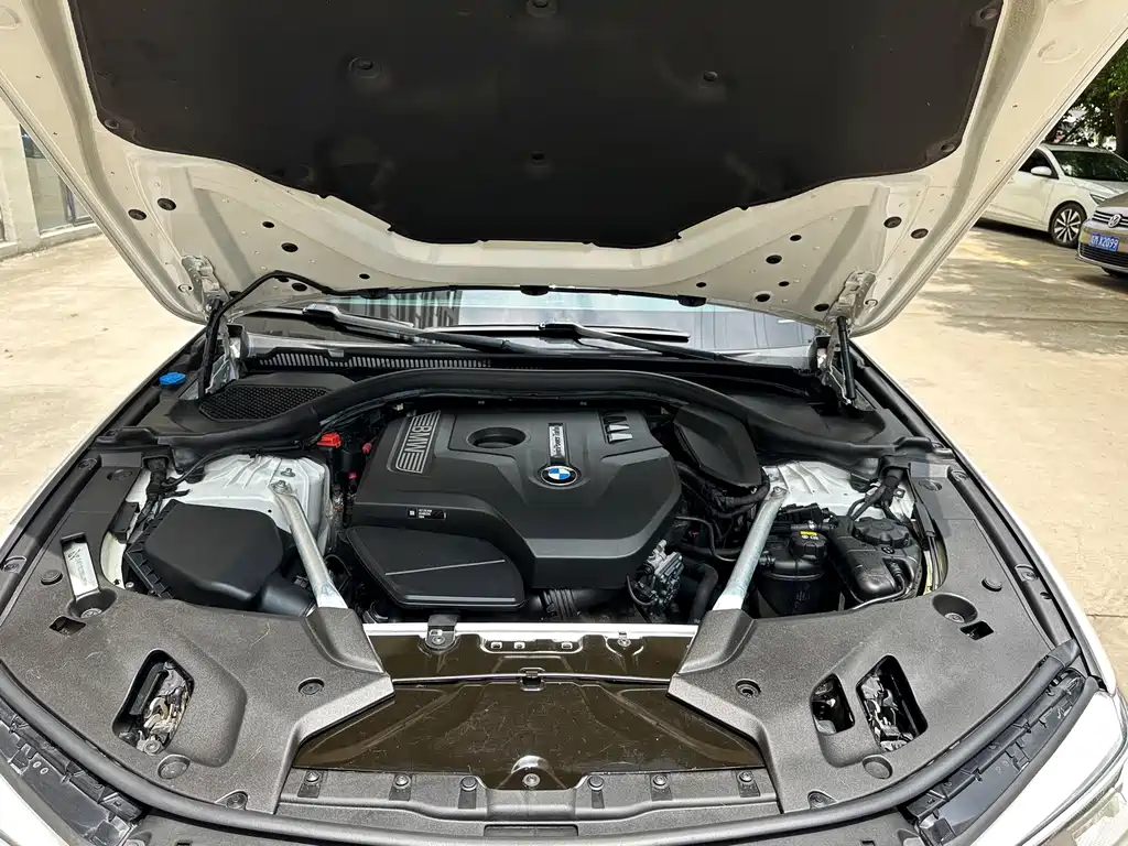 BMW 5 Series 2018 — фото 9