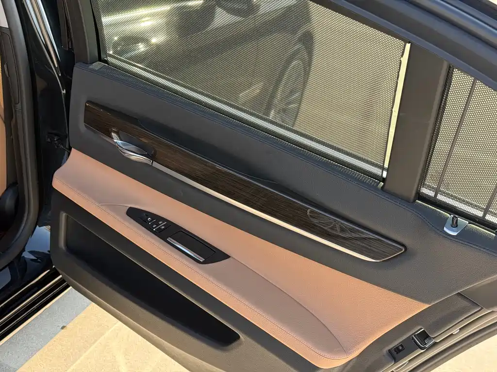 BMW 7 Series 2015 — фото 35