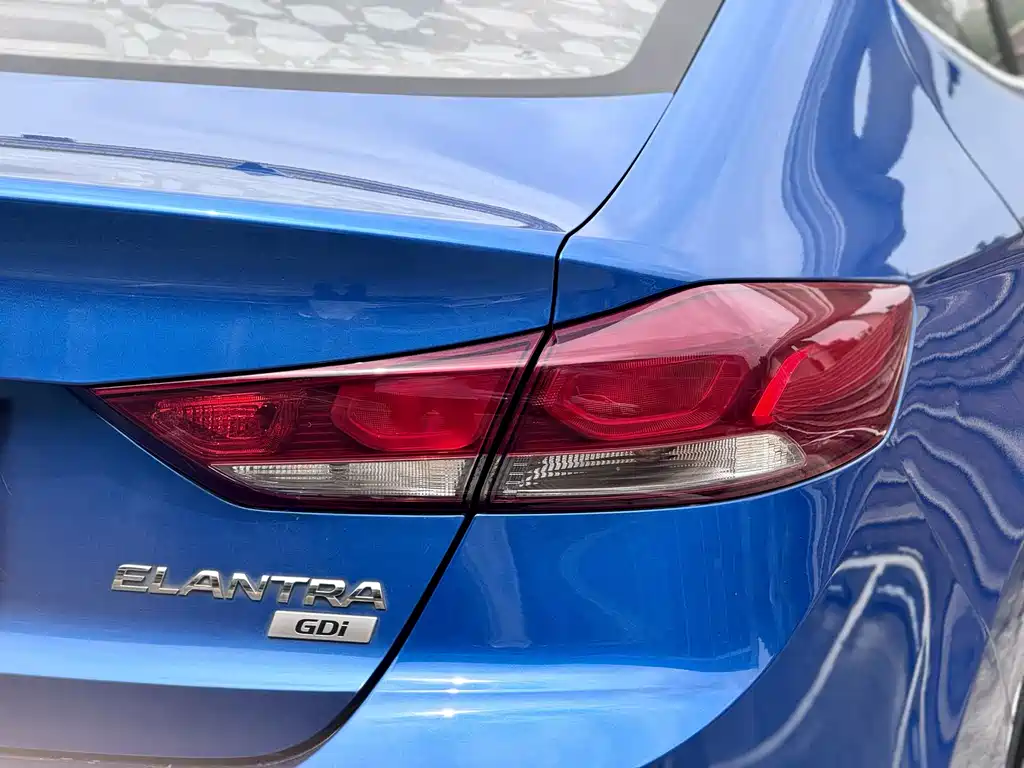 Hyundai Elantra 2018 — фото 12