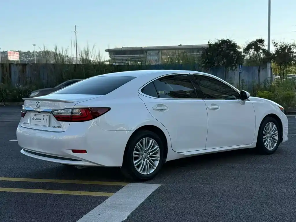 Lexus ES 2018 — фото 9