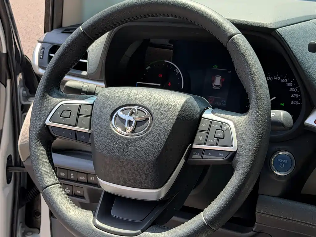 Toyota Sienna 2023 — фото 23