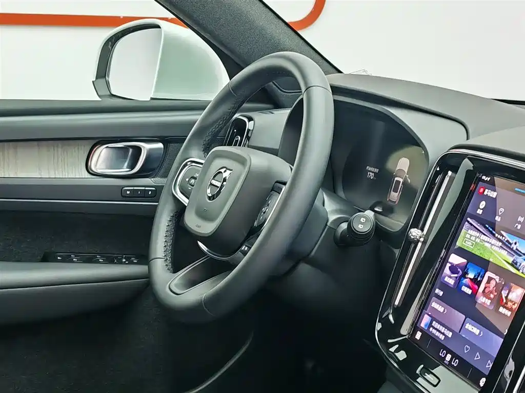 Volvo XC40 2023 — фото 22