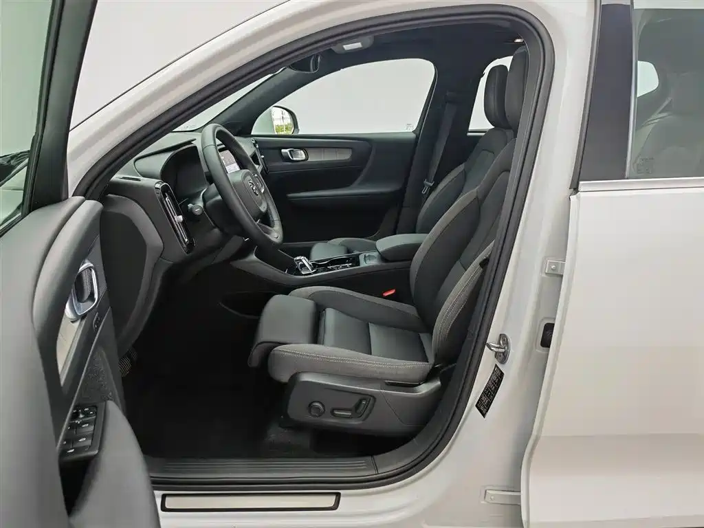 Volvo XC40 2023 — фото 10
