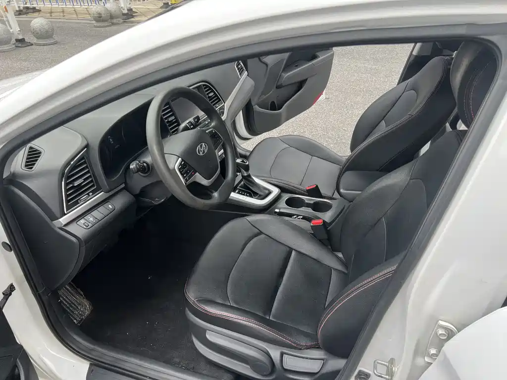 Hyundai Elantra 2017 — фото 9