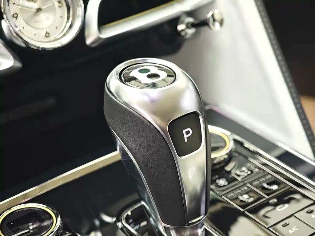 Bentley Flying Spur PHEV 2025 — фото 12